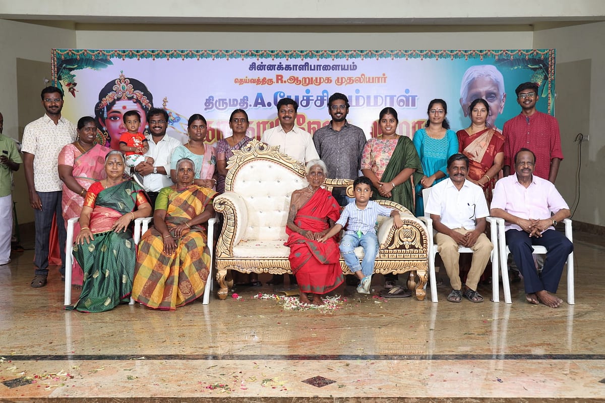 `6 தலைமுறைகள் கண்ட 107 வயது பாட்டிக்கு விழா எள்ளுப் பேரன் வரை ஒன்று திரண்ட உறவினர்கள்..!