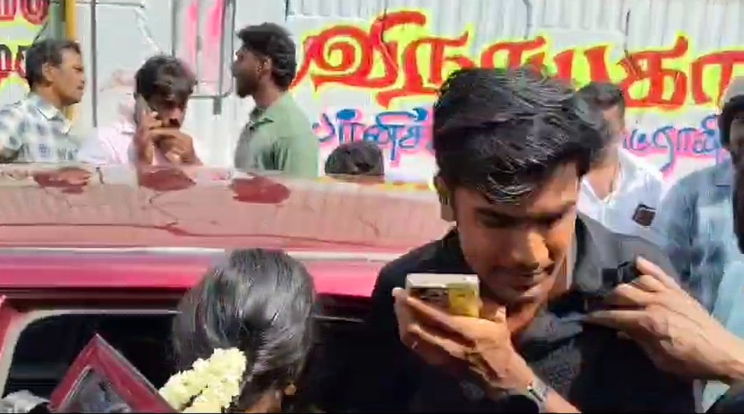 தாயின் கண் முன் காதலனுடன் செல்ல முயன்ற இளம்பெண்... தடுத்து நிறுத்திய பொதுமக்கள் - கோவையில் பரபரப்பு!