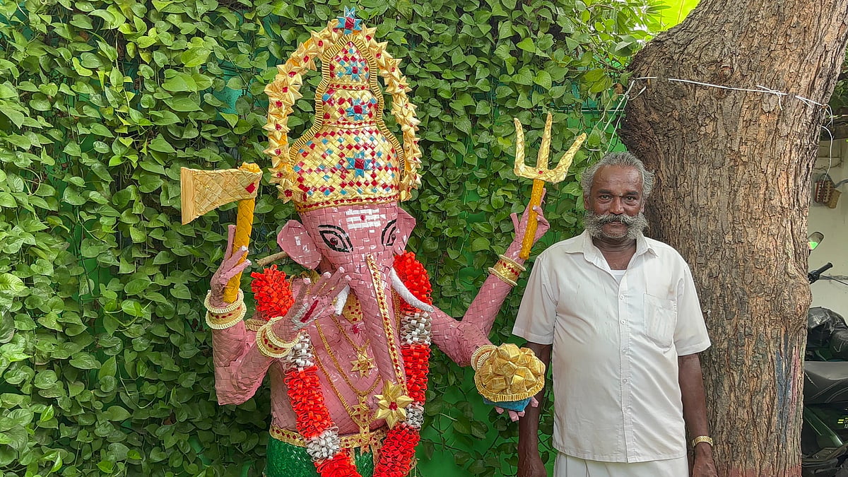 Vinayagar Chaturthi : பனை ஓலையில் உருவான விக்ன விநாயகர் சிலை - அசத்தும் தூத்துக்குடி பனைத் தொழிலாளி!