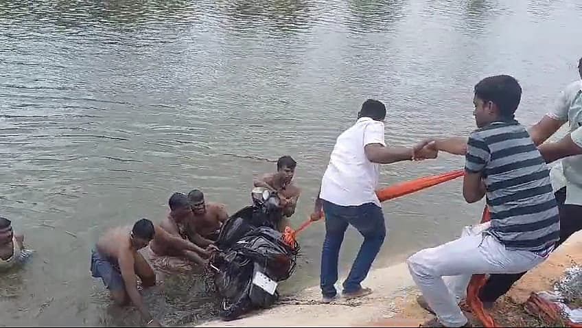 தஞ்சை: பெண் தொழிலதிபரைத் தாக்கிக் கொள்ளை; ஆற்றுக்குள் வீசப்பட்ட டூவீலர் - 6 பேர் சிக்கியது எப்படி?