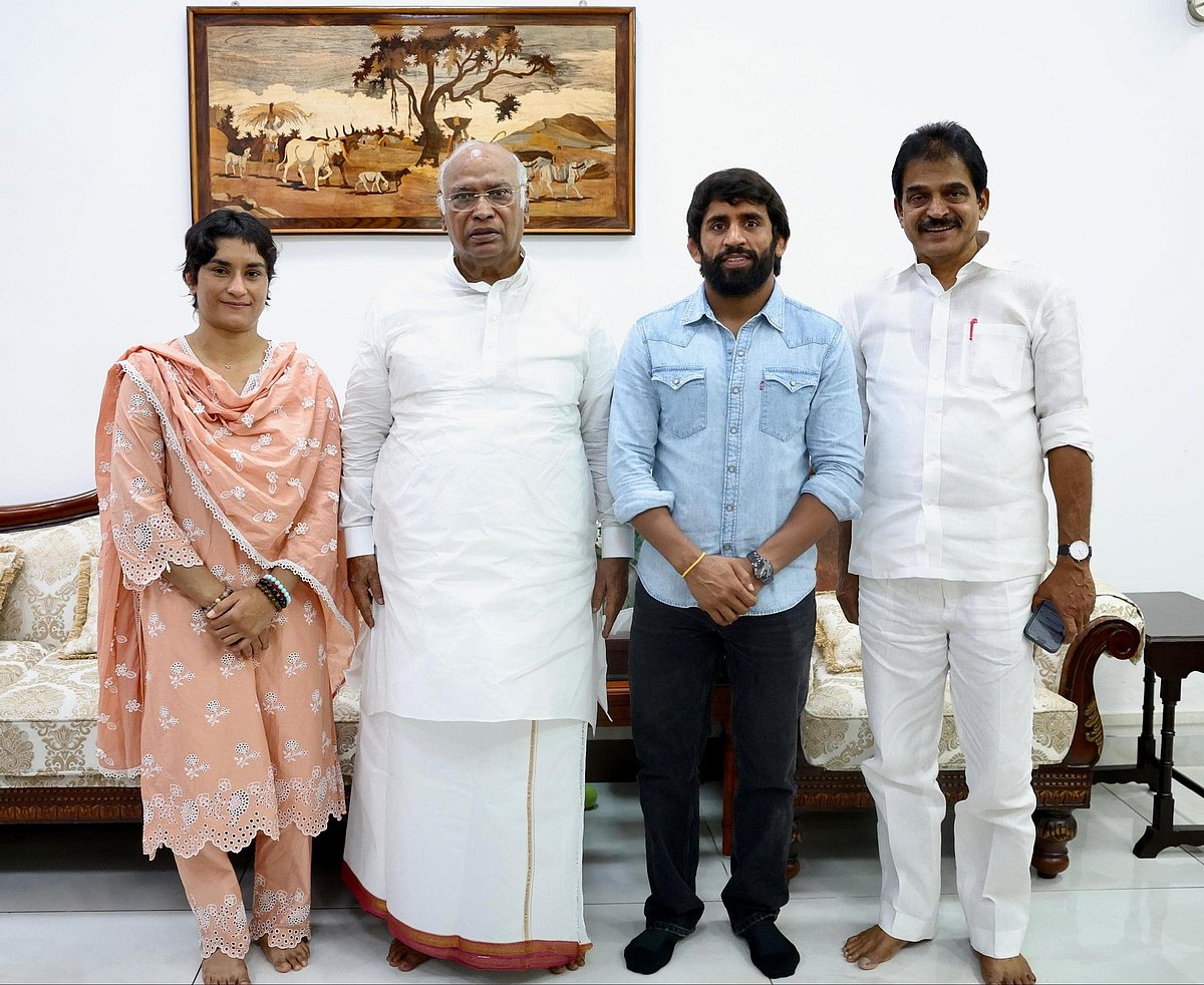 Vinesh Phogat: `என் அனுமதியின்றி புகைப்படம்; எல்லாவற்றிலும் அரசியல்- PT Usha-வை சாடும் வினேஷ் போகத்