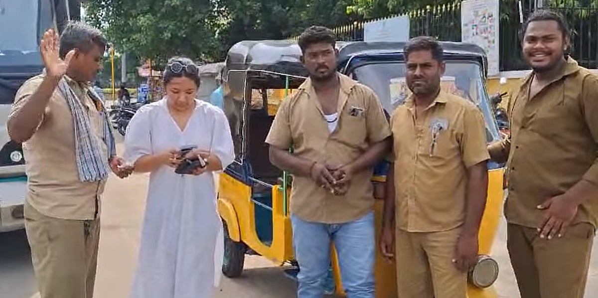 புதுச்சேரி: `வந்துட்டே இருக்கோம்!’ - ஐபோனை  தவறவிட்ட சுற்றுலா பயணி; நெகிழ வைத்த ஆட்டோ ஓட்டுநர்கள்