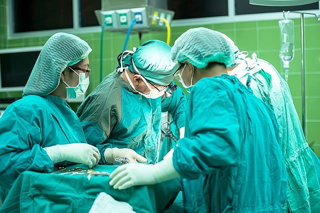 16 வருடங்களாக தலைமுடியை உண்டுவந்த பெண்; அதிர்ந்த மருத்துவர்கள்; வயிற்றிலிருந்து 2 கிலோ முடி அகற்றம்!
