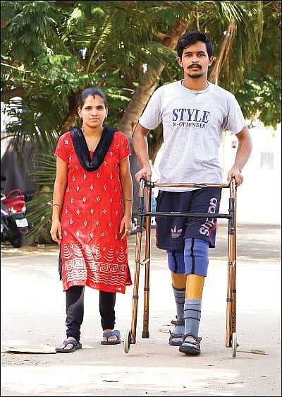 `இனிமே பயப்பட மாட்டேன்கா..!’ - விபத்தில் கால்களை இழந்த விஜய்; கடை வைத்து கொடுத்த விகடன் வாசகர்கள்