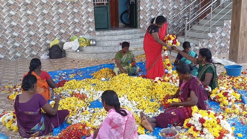 நவராத்திரி திருவிழா: சோட்டானிக்கரைக்கு 1 டன் மலர்களால் மாலை அனுப்பும் நிலக்கோட்டை பக்தர்..!