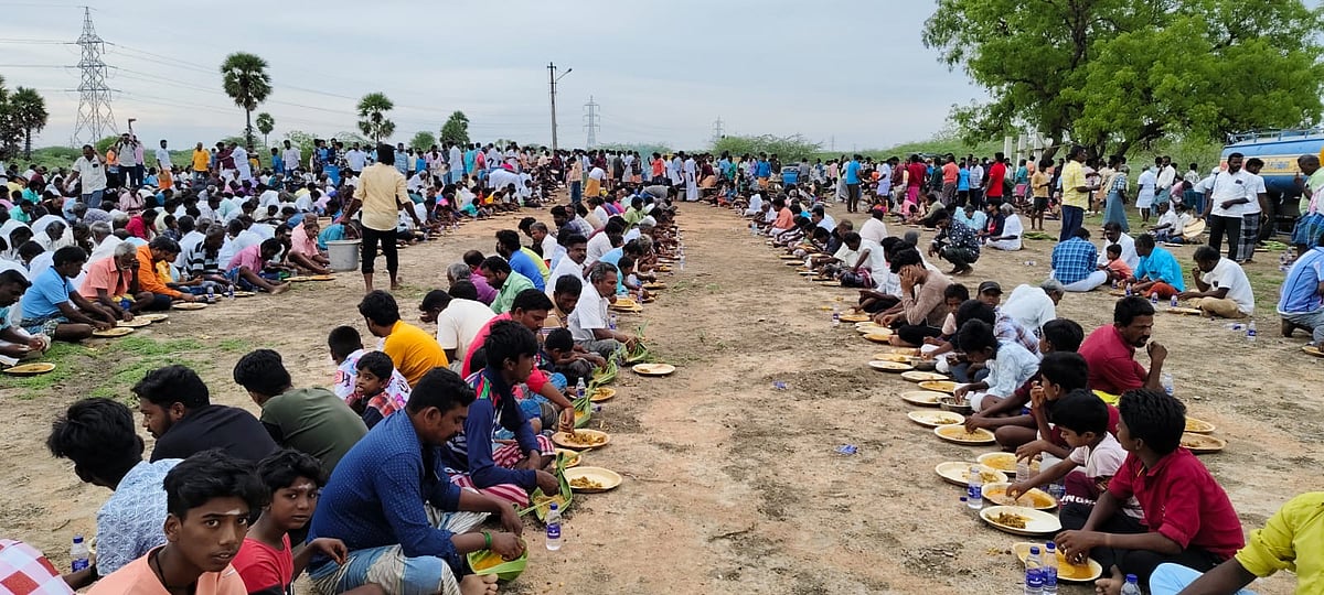 கறி விருந்து: 500 செம்மறி ஆடுகள்; 5 ஆயிரம் விவசாயிகள் - ஆண்கள் மட்டுமே பங்கேற்ற விநோத வழிபாடு