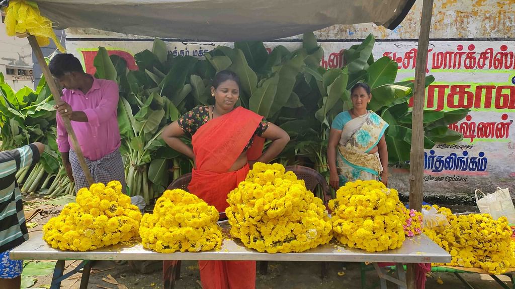 `பூ-முதல்-பொரி-வரை---ஈரோட்டில்-களைகட்டிய-ஆயுத-பூஜை-பொருள்கள்-விற்பனை!