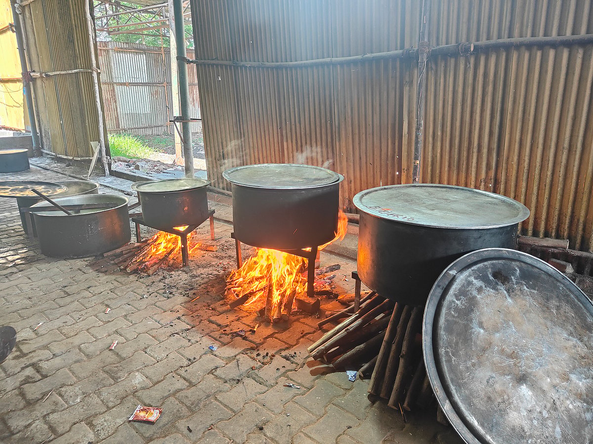 உலக உணவு தினம்: 5000 பேருக்கு உணவு; மொய் விருந்து நடத்திய தொண்டு நிறுவனம்..!