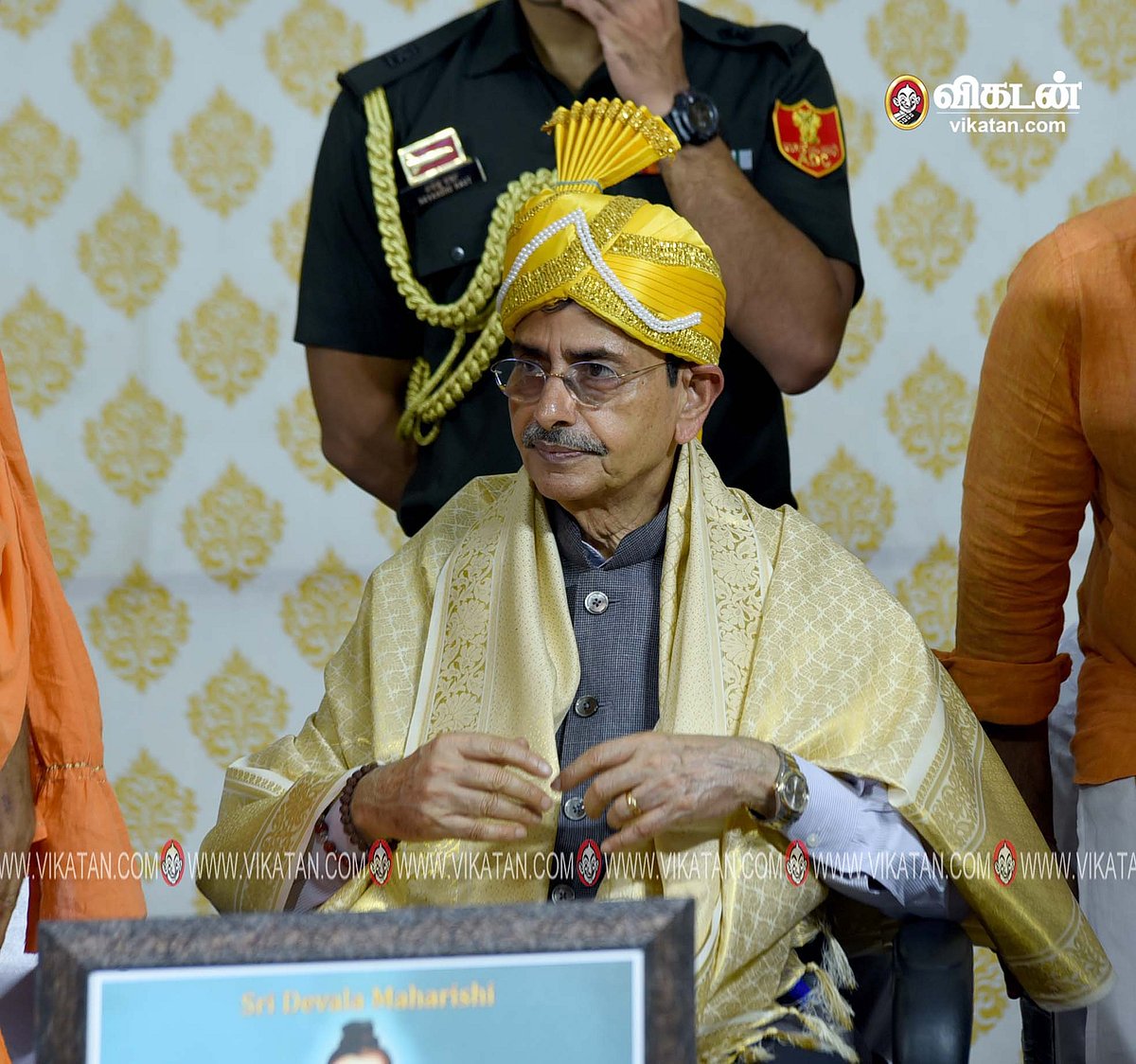 சேலம்: முட்டைக்குள் ஓவியம்; புடவை நெசவு - ரசித்த தமிழக ஆளுநர் ஆர்.என் ரவி!