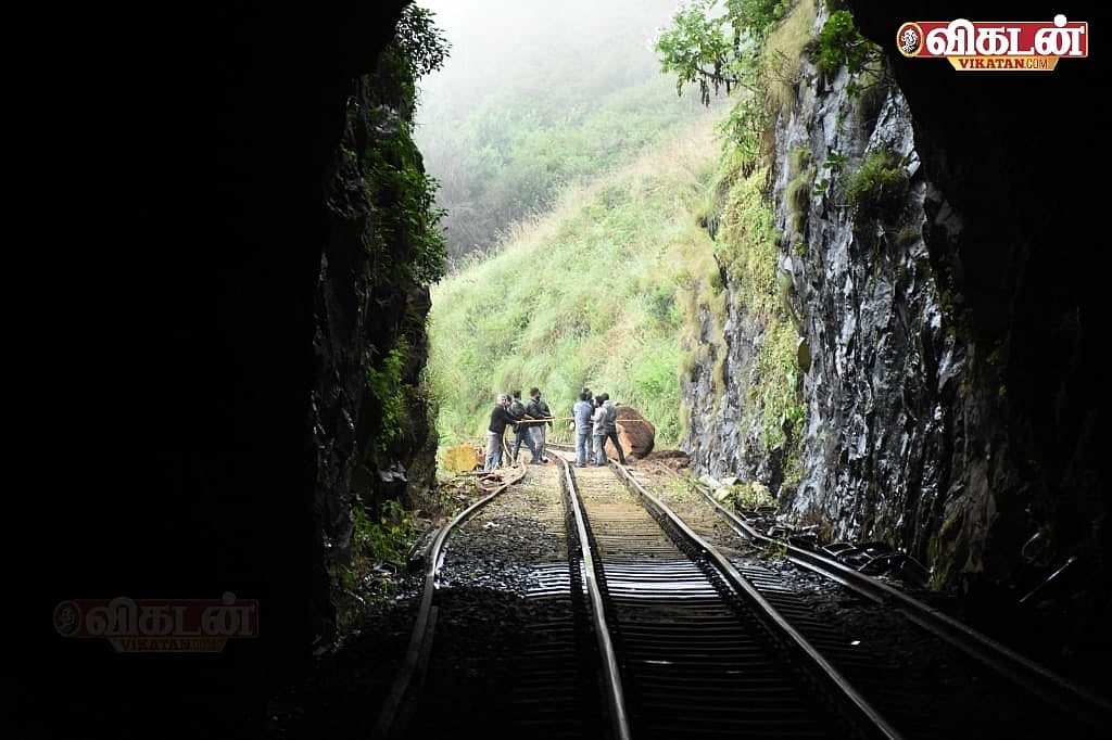 Ooty: தண்டவாளத்தில் நடந்து சென்ற காட்டு யானை; மலை ரயில் பாதையை அலங்கரிக்கும் அருவிகள்! Photo Album
