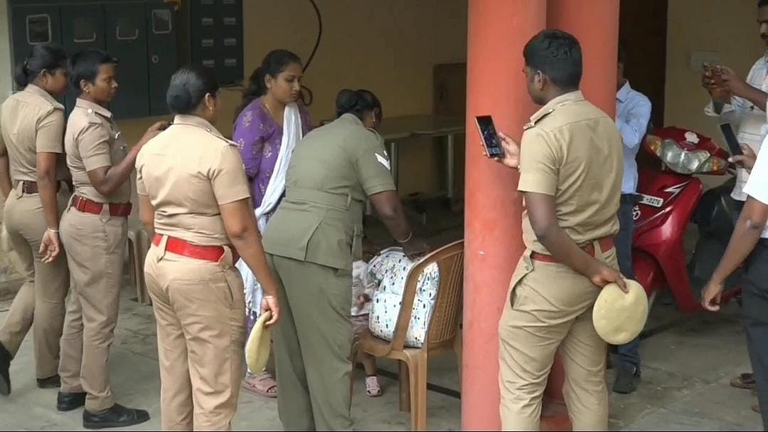 `ஆபரேஷன் அகழி : சாவி தர மறுப்பு; கிரேன் மூலம் லாக்கரையே தூக்கிய போலீஸ் - திருச்சியில் நடந்தது என்ன?