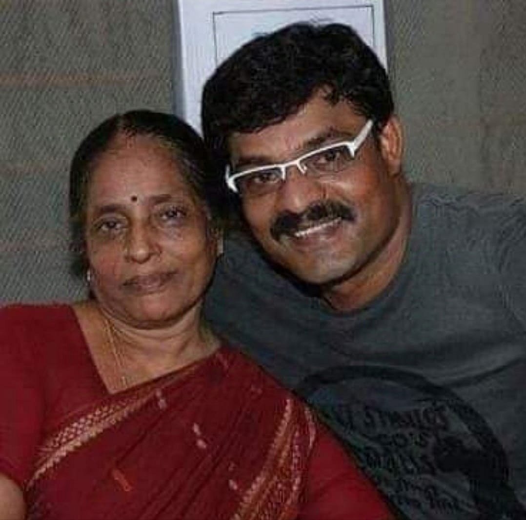 `’சார்’ போஸ்டர்.. பக்கத்துலயே அம்மாவின் கண்ணீர் அஞ்சலி போஸ்டர்’ - தாயை இழந்து தவிக்கும் போஸ் வெங்கட்