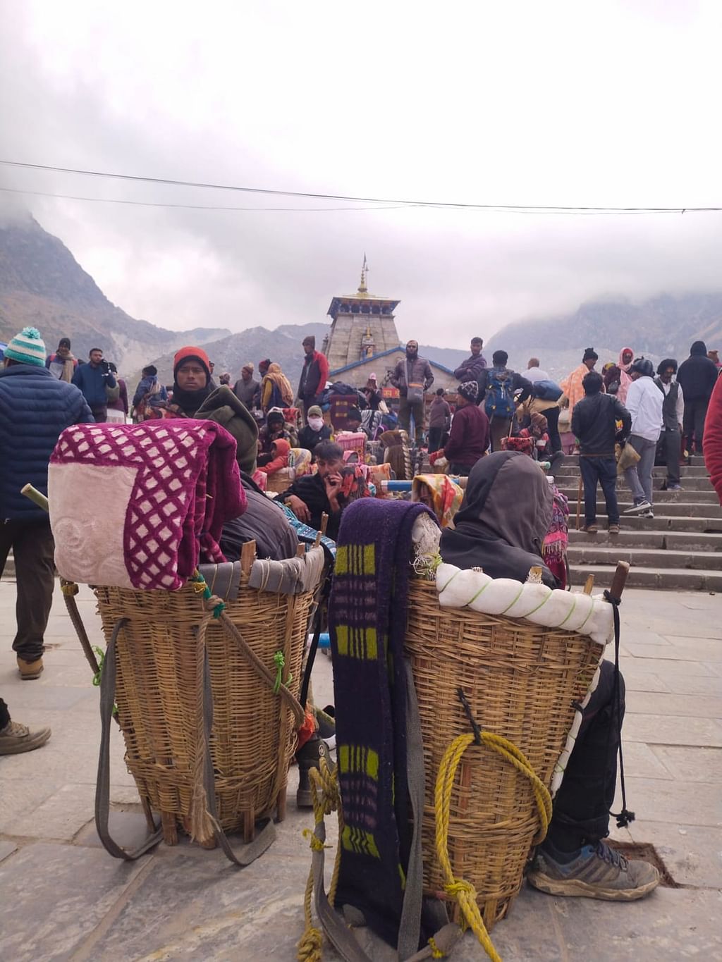 Kedarnath-:-கொட்டும்-பனியில்-குவியும்-பக்தர்கள்;-இரவிலும்-ஜொலித்த-கேதார்நாத்!---Travel-Photo-Album