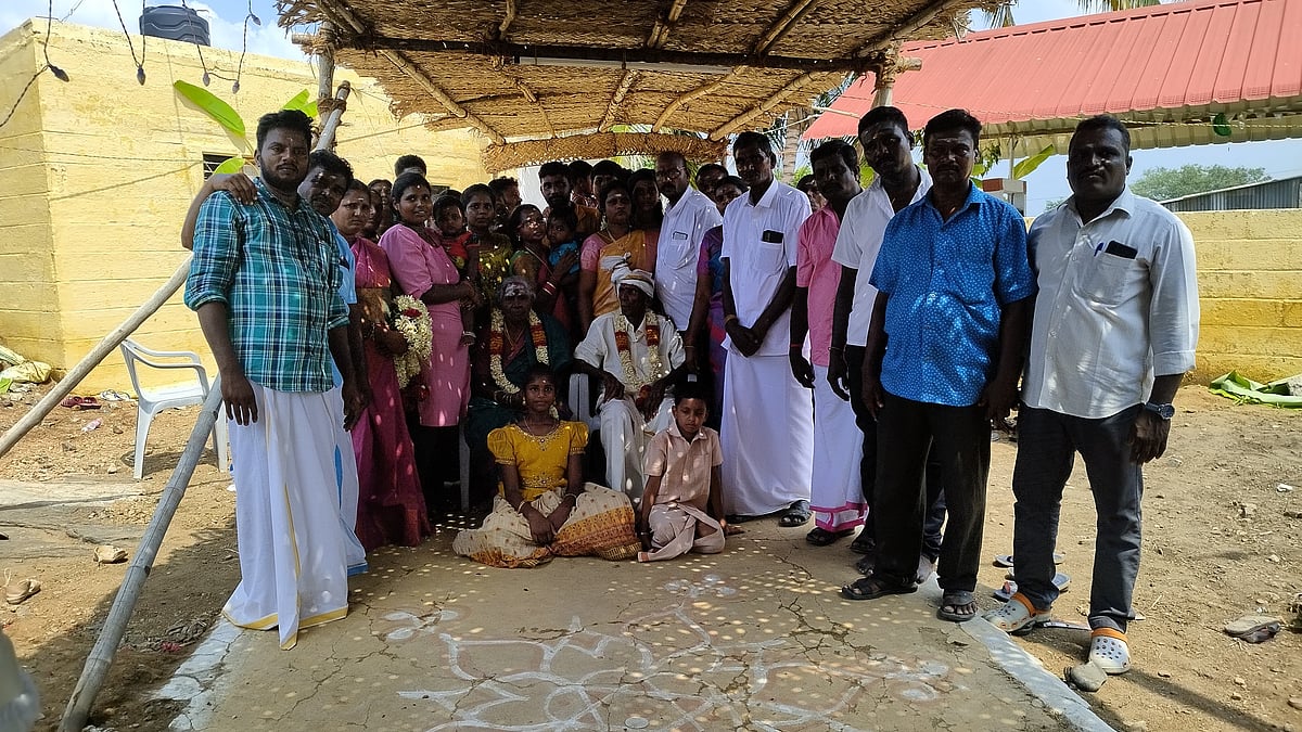 ஈரோடு: ``5 தலைமுறைகளைக் கண்ட 100 வயது தம்பதிக்கு கனக அபிஷேக விழா.. உறவினர்கள் நெகிழ்ச்சி!