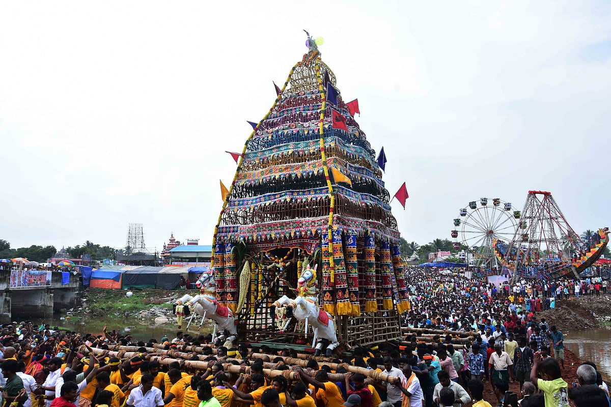 திண்டுக்கல்: அகரம் கோயில் திருவிழா... புஷ்ப விமானத்தில் எழுந்தருளிய முத்தாலம்மன்.. | Photo Album
