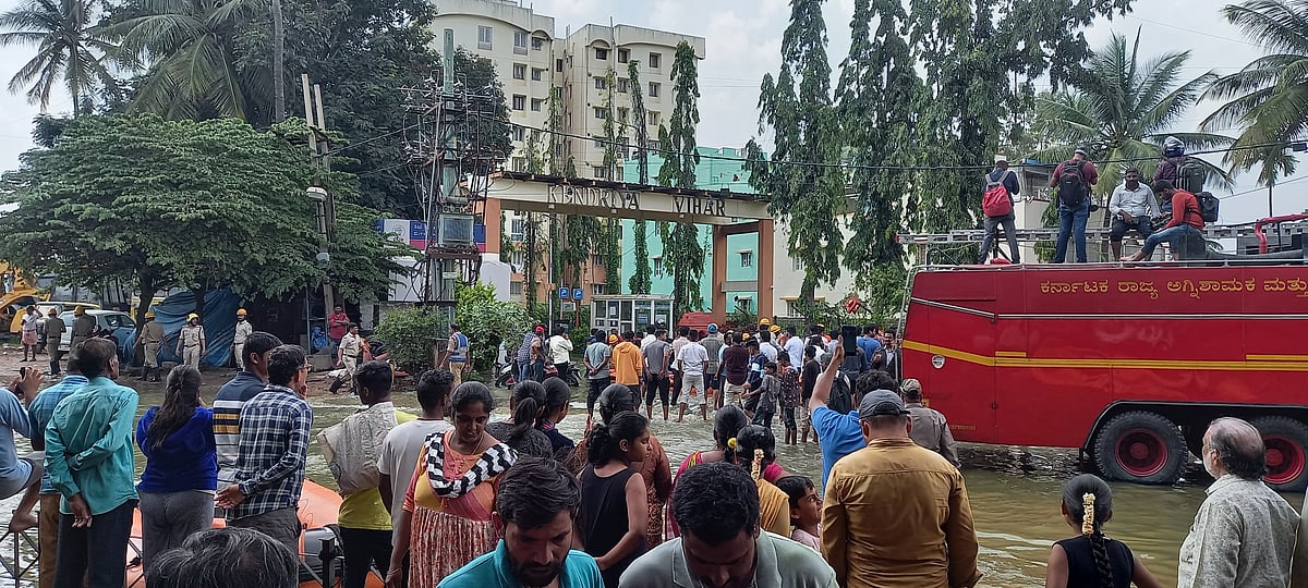 Bengaluru Rains: தொடர் மழை... சாலைகளில் வெள்ளம்; தத்தளிக்கும் பெங்களூர்.. | Photo Album