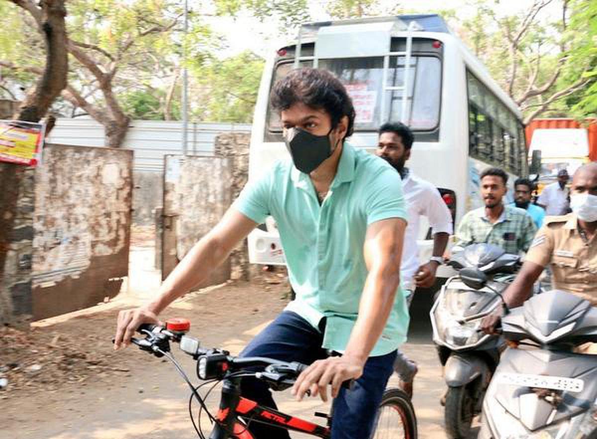 TVK: `தீப்பந்தம் எடுத்துத் தீண்டாமை கொளுத்து - கபிலனின் வரிகளில் உருவமெடுத்த விஜய்யின் அரசியல்