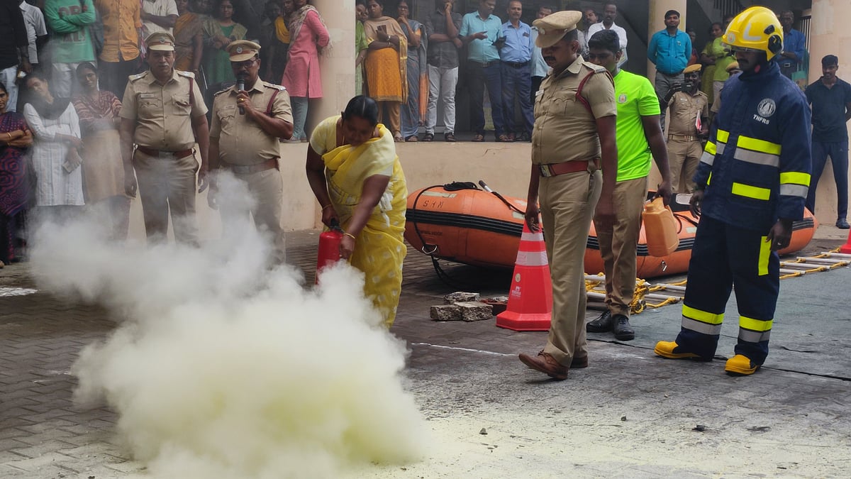 ஈரோடு: தீபாவளி தீ விபத்துகளைத் தடுக்க விழிப்புணர்வு நிகழ்ச்சி.. | Photo Album