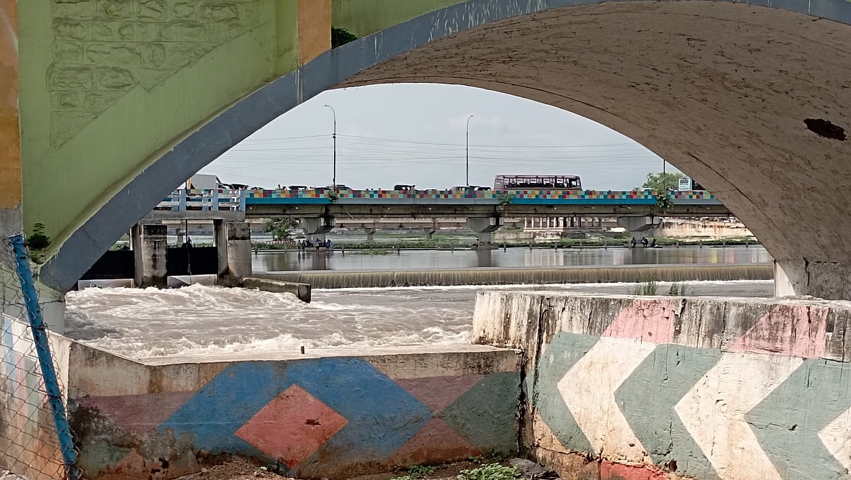 மதுரை: கொட்டித் தீர்க்கும் கனமழை; கரைபுரண்டோடும் வைகை... Photo Album!