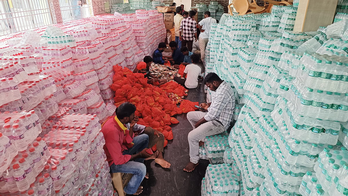 TVK: பிஸ்கட், ஸ்நாக்ஸ், தண்ணீர் பாட்டில்.. - மாநாட்டிற்குத் தயாராகும் 8.5 லட்சம் சிற்றுண்டி கிட்