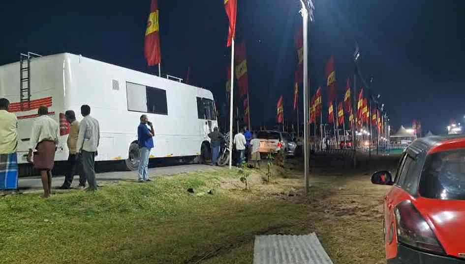 TVK Vijay: இரவே மாநாட்டுத் திடலுக்கு வந்த விஜய்; கேரவனில் தங்கியிருந்து ஆய்வு? - என்ன நடக்கிறது?