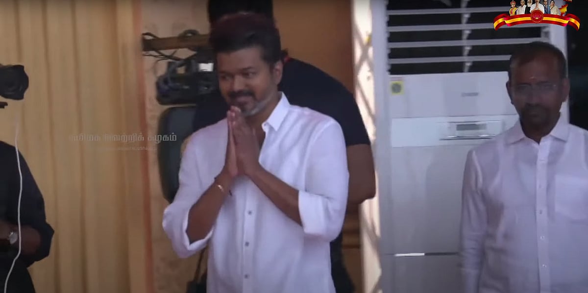 TVK: `கழுத்தில் மாலையென குவிந்த தவெக கட்சித் துண்டுகள் - விஜய்யின் Ramp walk  புகைப்படங்கள்