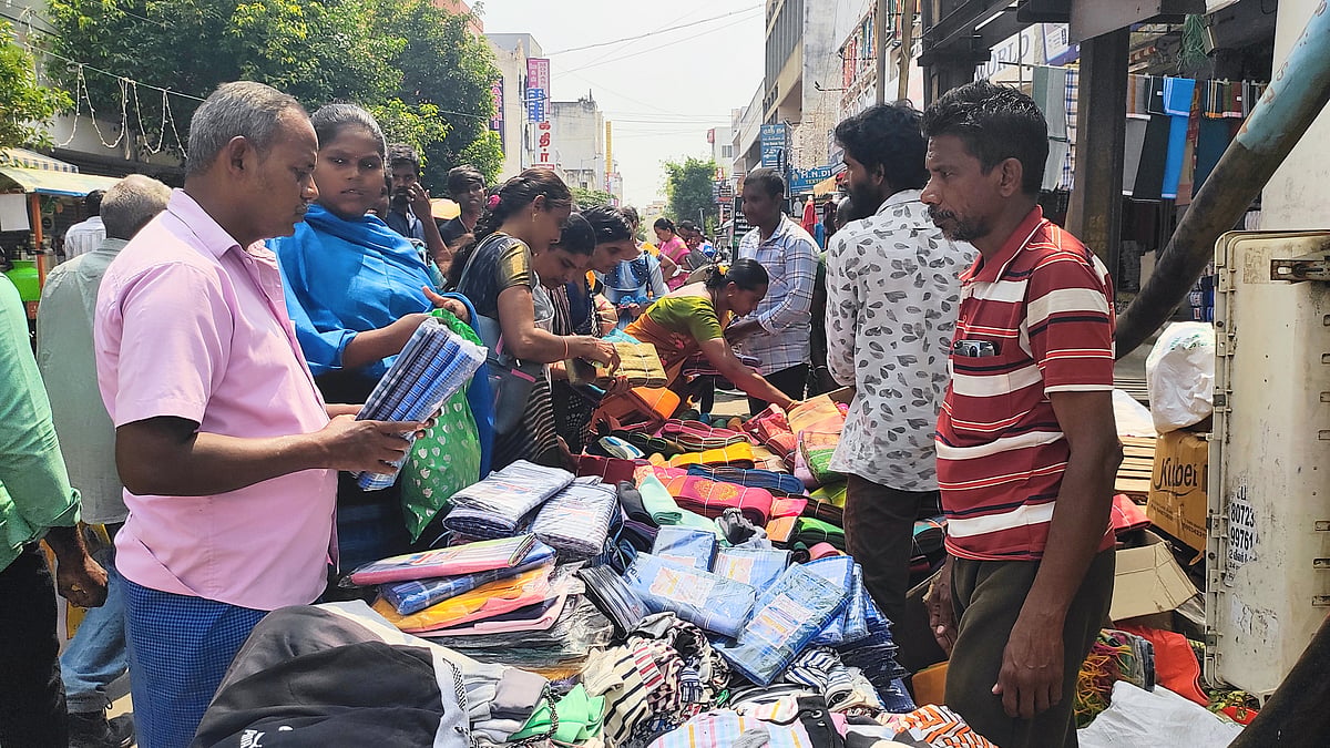 தீபாவளி: ஈரோடு மாநகர கடை வீதிகளில் அலைமோதிய மக்கள் கூட்டம்! | Photo Album