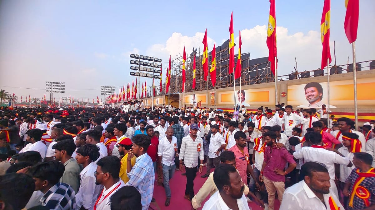 Tvk Vijay:  பறக்கும் கொடி; ஆர்ப்பரிக்கும் தவெக தொண்டர்கள்!|Photo Album