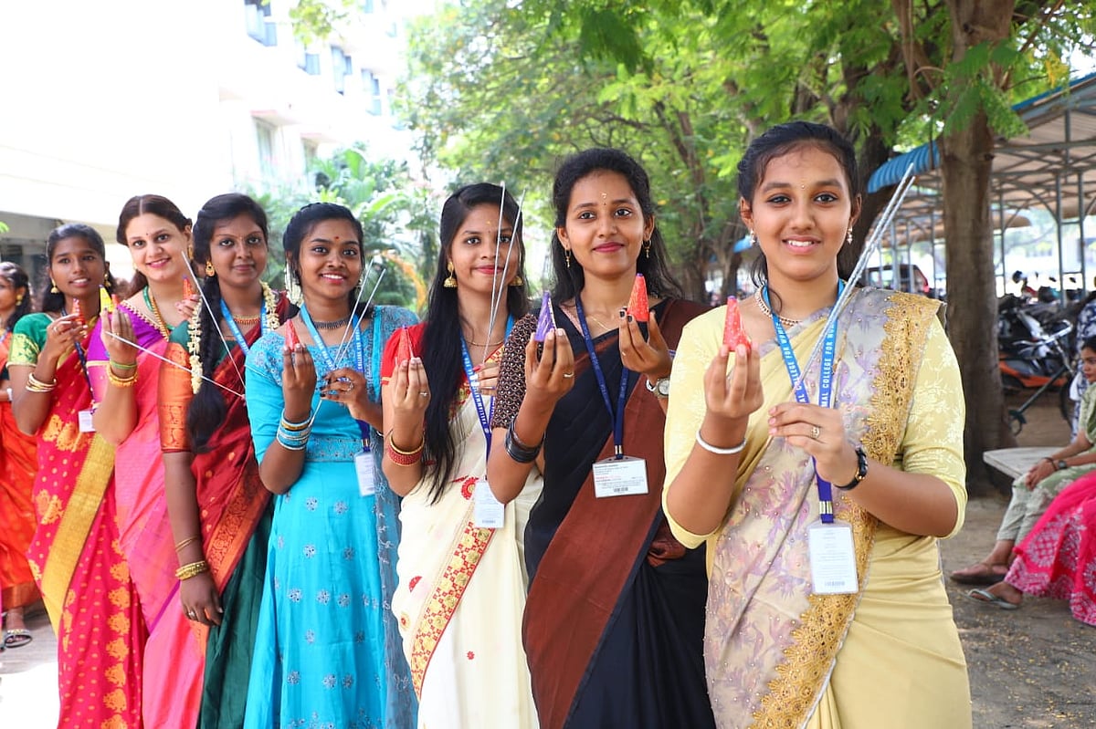 Diwali: சென்னை வள்ளியம்மாள் கல்லூரி மாணவிகளின் தீபாவளிக்  கொண்டாட்டம்! | புகைப்படத் தொகுப்பு
