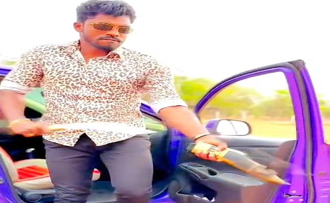 நெல்லை: கத்தியுடன் ரீல்ஸ் வெளியிட்ட முன்னாள் ராணுவ வீரர்; சிறையில் அடைத்த காவல்துறை; பின்னணி என்ன?