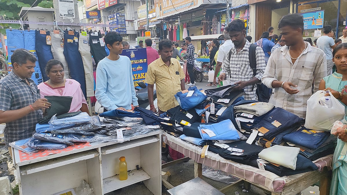 Diwali Shopping: ஈரோடு கடை வீதிகளில் அலைமோதிய கூட்டம் | Photo Album