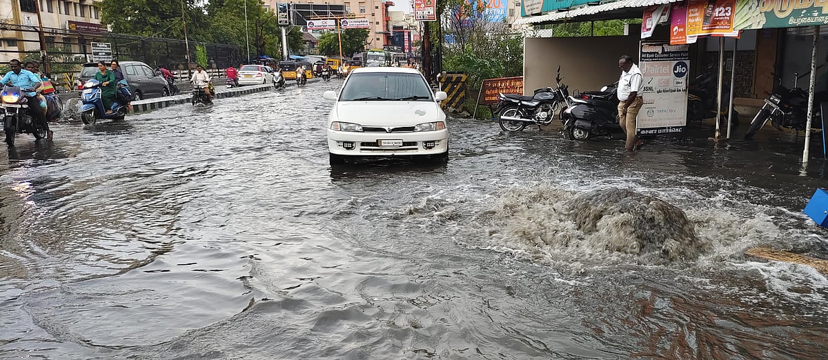 ஈரோட்டில் கொட்டித்தீர்த்த கனமழை; வெள்ளம் சூழ்ந்த சாலைகளில் நீந்திச் சென்ற வாகனங்கள்! - Photo Album