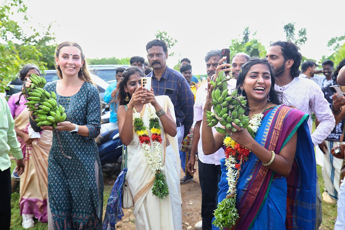 அக்ரி டூரிசம்: மரம் நடுதல் டு கால்நடைகள்... மதுரை வந்த சுற்றுலா பயணிகள் கொண்டாட்டம் | Photo Album