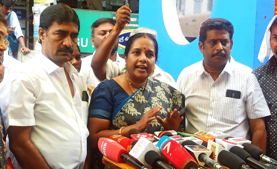 மாணவி கண்முன்னே கொல்லப்பட்ட தந்தை: ``சட்டம் ஒழுங்கு சந்தி சிரிக்கிறது CM Sir - வானதி சீனிவாசன்