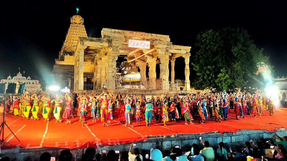 `மின்னொளியில் ஜொலிக்கும் பெரிய கோயில் மாமன்னன் ராஜராஜ சோழனின் 1039 வது சதய விழா | Photo Album
