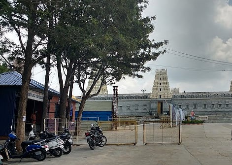 அரசு அதிகாரிகளுடன் கோயிலுக்குள் நுழைந்த தலித் மக்கள்; உற்சவ மூர்த்தியை இடம் மாற்றிய கிராமத்தினர்