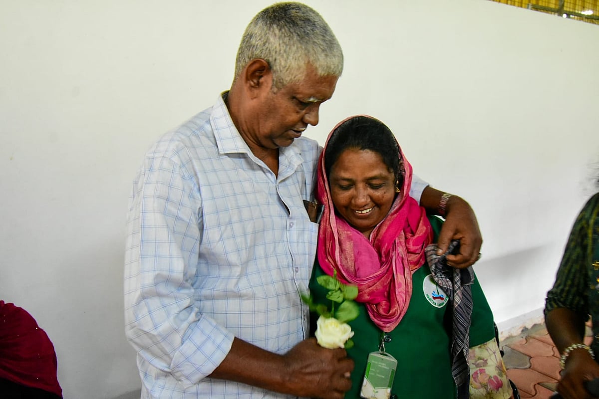 Wayanad Bypoll: பூக்களுடன் வரவேற்ற தேர்தல் அதிகாரிகள்; கண்ணீர் மல்கத் தழுவிக் கொண்ட சூரல் மலை மக்கள்