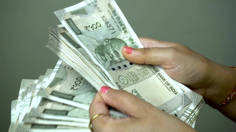 Indian Rupee: இந்திய ரூபாய் நோட்டுகளின் விளிம்பில் சாய்வான கோடுகள் இருப்பது ஏன் தெரியுமா?