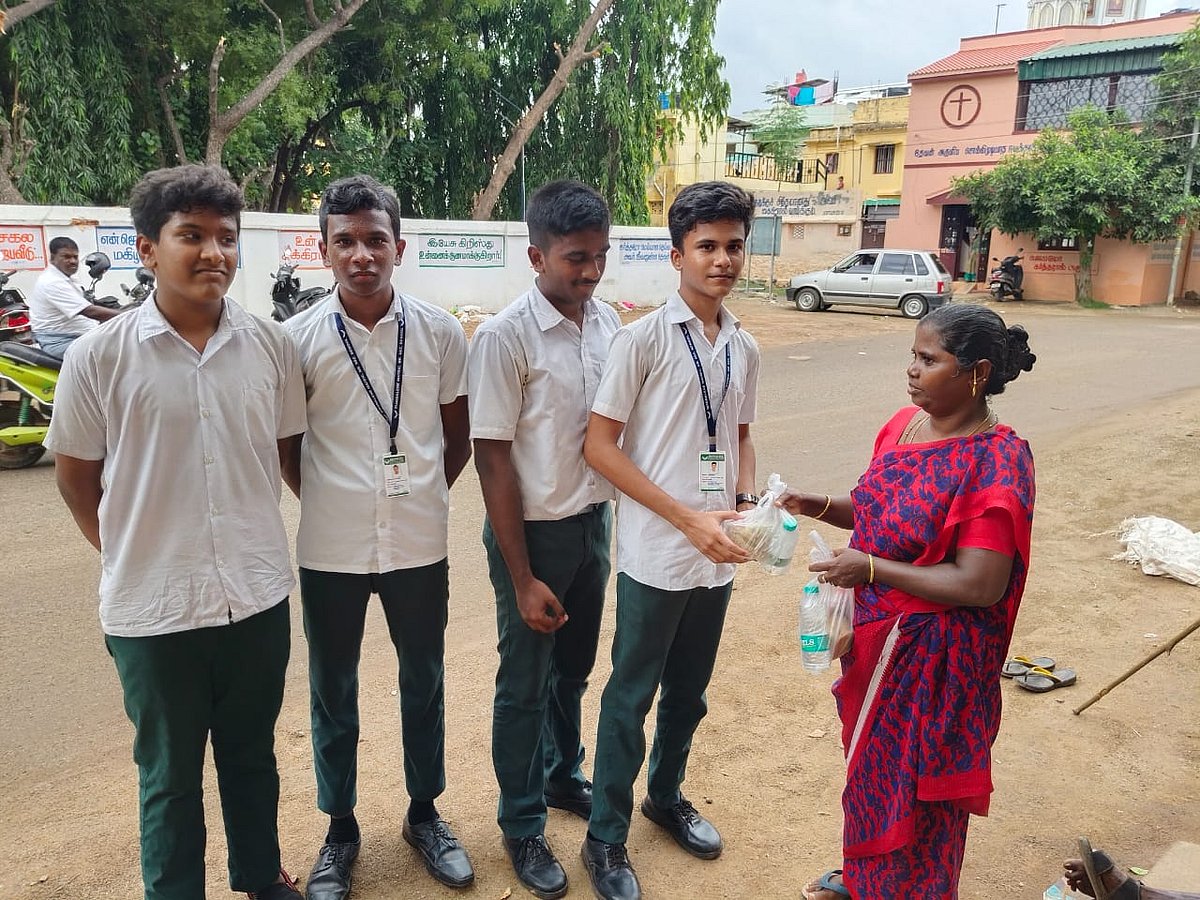 ``ஆதரவற்ற நபர்களுக்கு மதிய உணவு; மறக்க முடியாத மகிழ்ச்சி.. - நெகிழ வைத்த பள்ளி மாணவர்கள்..!