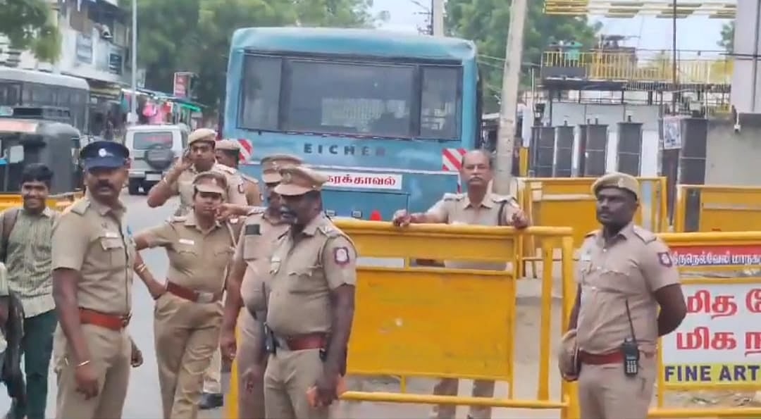 நெல்லை: திரையரங்கில் பெட்ரோல் குண்டு வீச்சு... போலீஸார் தீவிர விசாரணை!