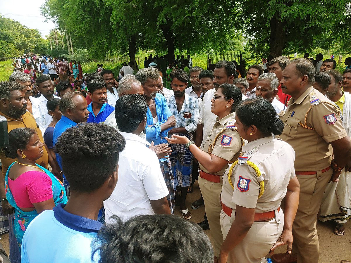மதுரை விமான நிலையத்துக்கு நிலம் கொடுத்த கிராம மக்கள் திடீர் போராட்டம்...