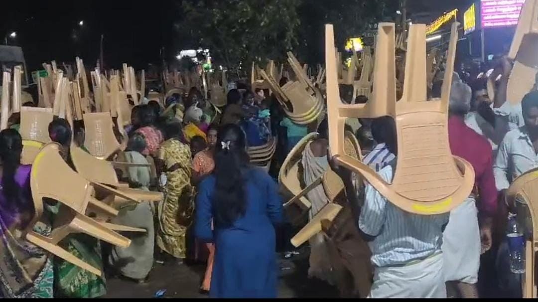 `கூட்டத்துக்கு வந்தால் இலவச நாற்காலி வித்தியாசமாக ஆள் சேர்த்த அதிமுக நிர்வாகி-வைரலாகும் வீடியோ