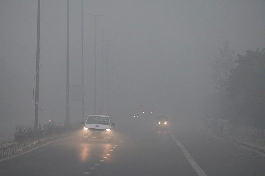 Delhi: பள்ளிகளுக்கு விடுமுறை,  கட்டுமான வேலைகளுக்குத் தடை... அச்சத்தை ஏற்படுத்தும் நச்சுக் காற்று!