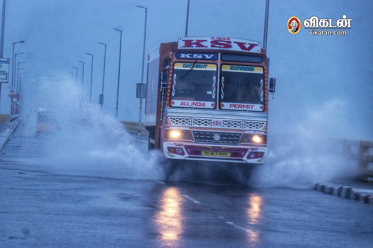Rain: ராமநாதபுரத்தில் கொட்டித் தீர்க்கும் கனமழை... பாம்பன் பாலம், குடியிருப்பு பகுதிகளில் வெள்ளம்!