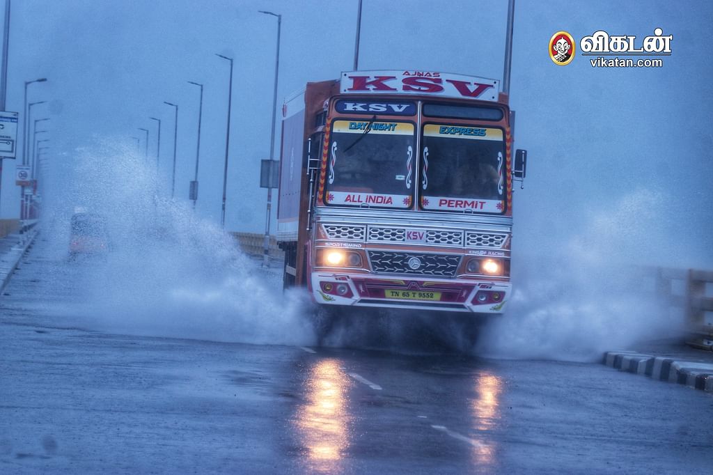 Rain:-ராமநாதபுரத்தில்-கொட்டித்-தீர்க்கும்-கனமழை...-பாம்பன்-பாலம்,-குடியிருப்பு-பகுதிகளில்-வெள்ளம்!