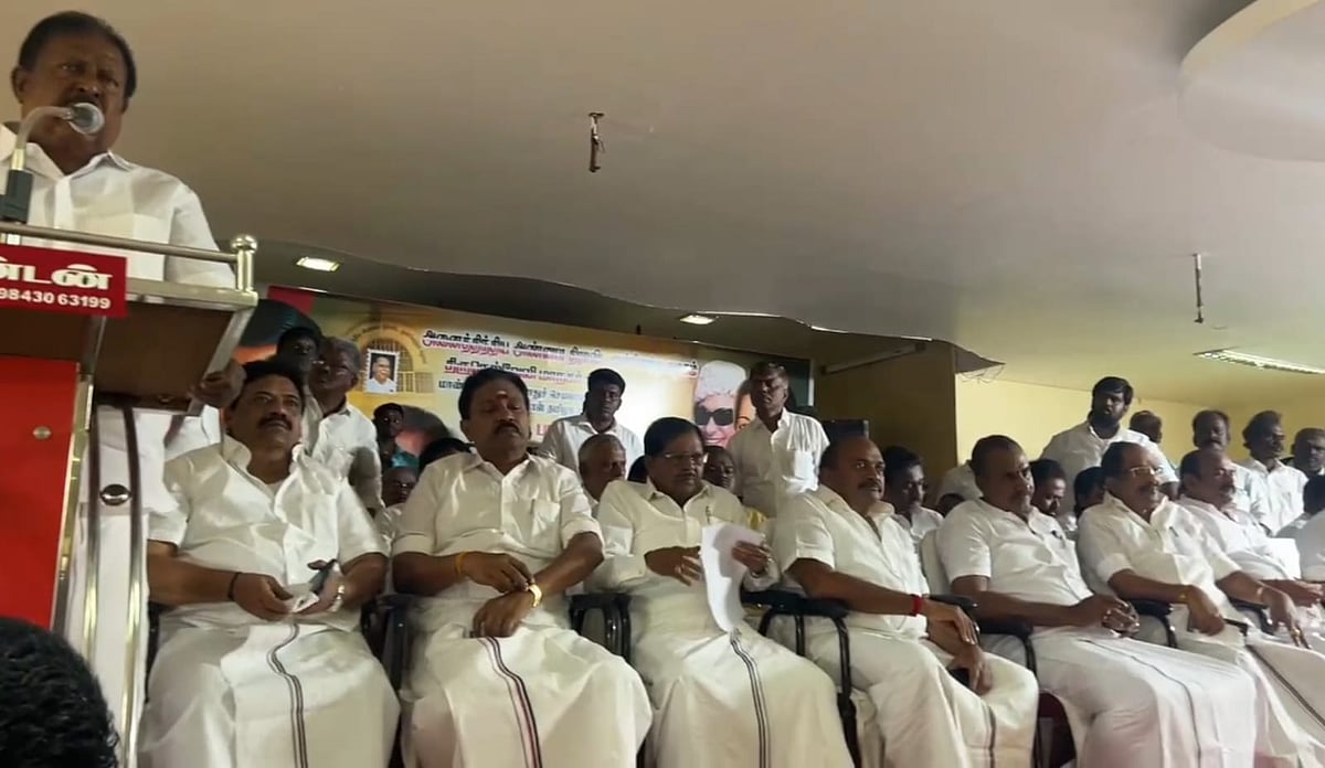 நெல்லை அதிமுக ஆய்வுக் கூட்டம்: முன்னாள் அமைச்சர் முன்னிலையில் மோதிக்கொண்ட நிர்வாகிகள்!