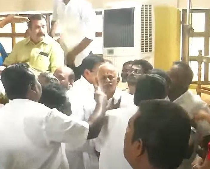 `நாம் ஒற்றுமையாக இருக்கணும் - மோதிக்கொண்ட கட்சி நிர்வாகிகள்; அறிவுறுத்திய  வேலுமணி - நடந்தது என்ன?