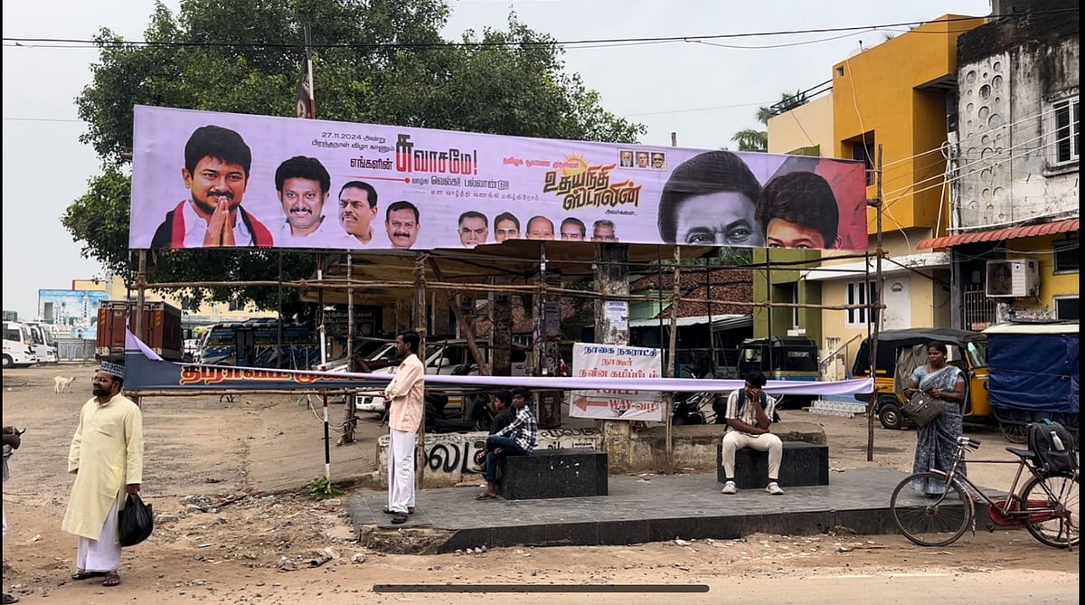 DMK: கோஷ்டி பூசலால் ப்ளக்ஸ் பேனர் கிழிப்பு; என்ன நடக்கிறது நாகை திமுகவில்?
