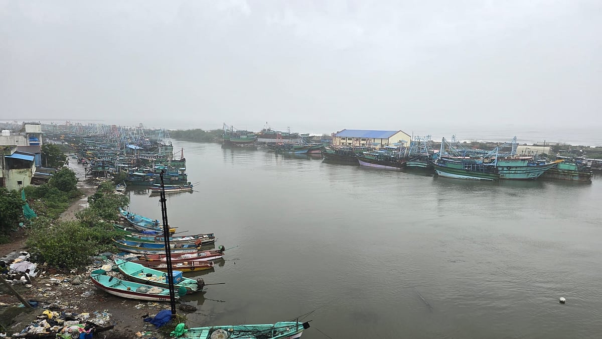 ``தொடர் மழை, சீற்றத்துடன் காணப்படும் கடல் - நாகப்பட்டினத்தில் இயல்பு வாழ்க்கை பாதிப்பு!