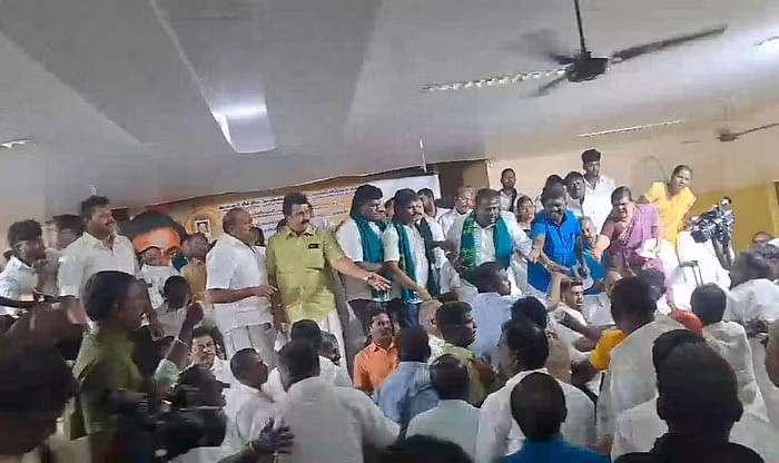 அதிமுக கள ஆய்வுக் கூட்டமா, அடிதடிக் களமா? - தொடரும் மோதலும் பின்னணியும்